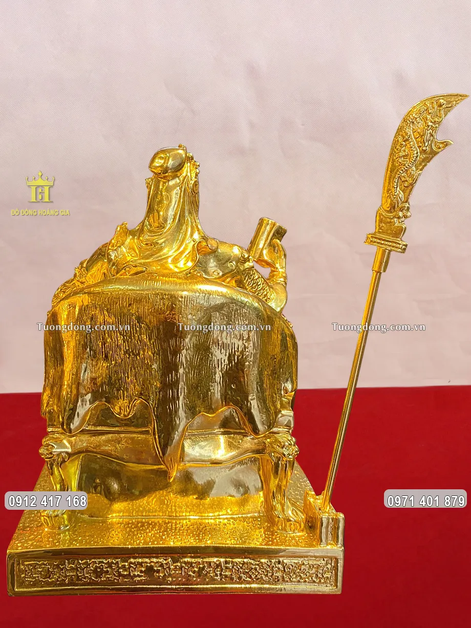 Hình ảnh phía sau của bức tượng đồng